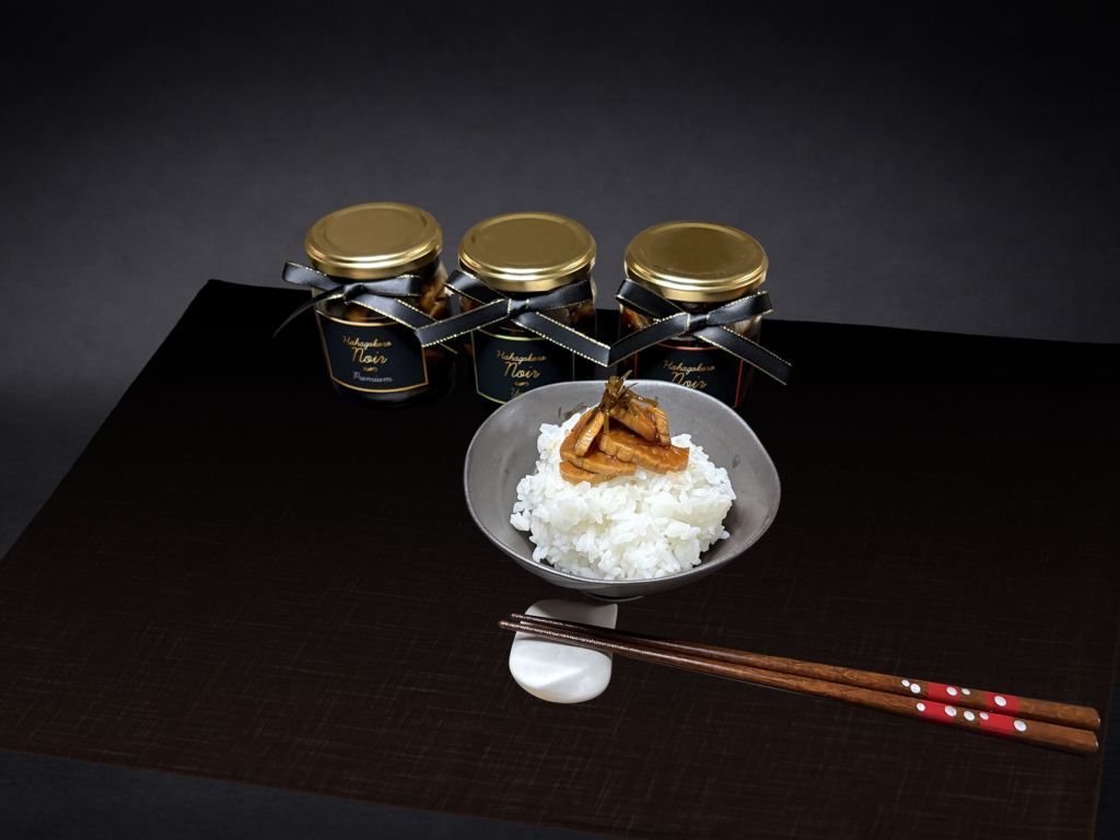 ははごころノアールは、 その日の気分や過ごす時間に合わせて選べる、 3つの味わいをご用意しました。 どれも日常とは少し違う、 特別なひとときを感じていただける一品です。